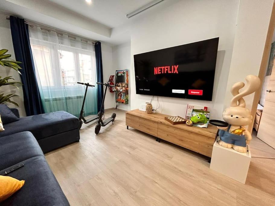 Lujo Proyector, Maquina Arcade, Wifi Y Patinetes * Oviedo