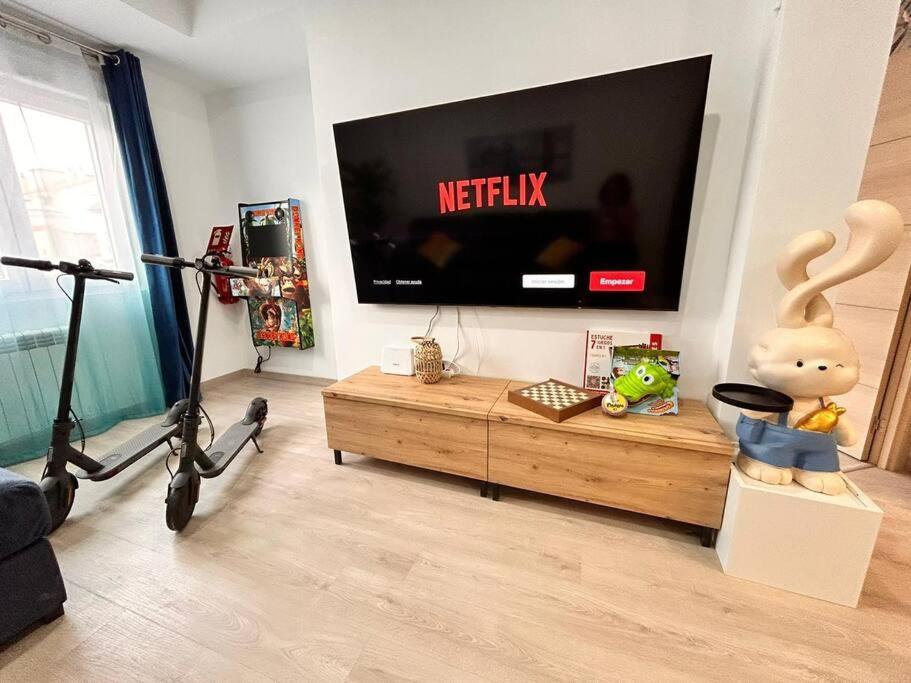 Lujo Proyector, Maquina Arcade, Wifi Y Patinetes Oviedo